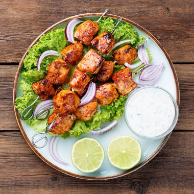 Kebap - ızgara tavuk eti şiş, yeşil salata yapraklı şiş kebap..