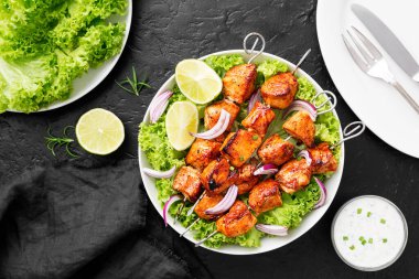 Kebap - ızgara tavuk eti şiş, yeşil salata yapraklı şiş kebap..
