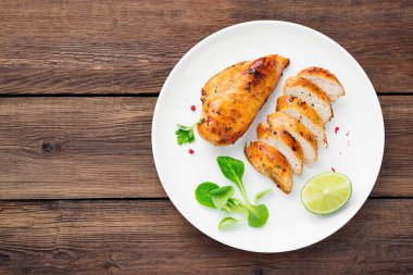 Izgara tavuk göğsü. Limonlu dilimlenmiş tavuk filetosu.