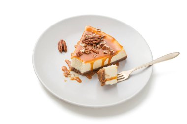Karamel soslu ve cevizli klasik cheesecake..