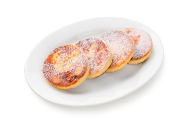 Beyaz arka planda izole edilmiş süzme peynirli krepler.