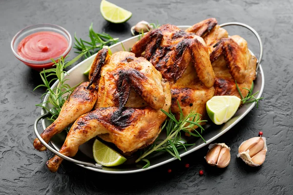 Pollo Asado Parrilla Patchcocked Para Cena Familiar Sobre Fondo Negro — Foto de Stock