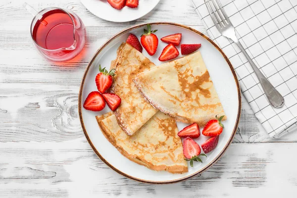 Crepes Panqueques Finos Con Fresas Frescas Vista Superior — Foto de Stock