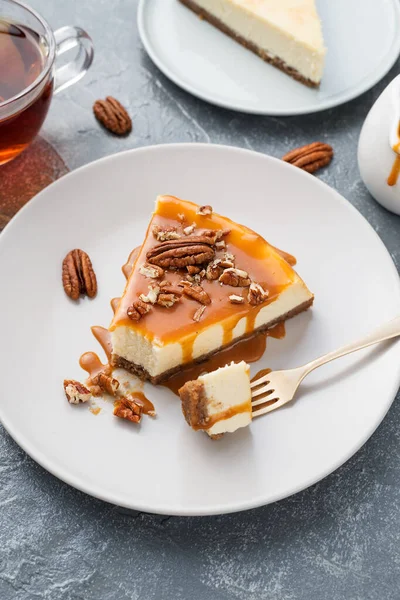 Portie Klassieke Cheesecake Met Karamelsaus Pecannoten — Stockfoto