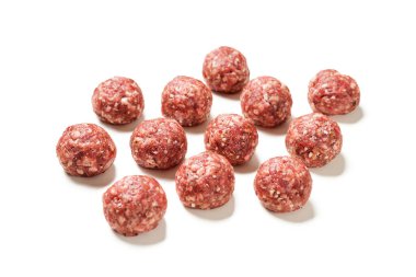 Beyaz arka planda izole edilmiş baharatlı taze et köfteleri.. 