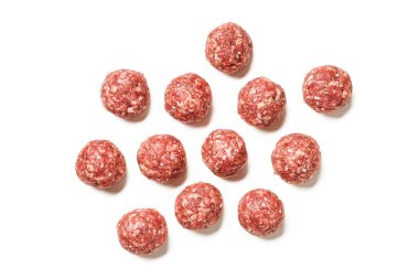 Beyaz arka planda izole edilmiş baharatlı taze et köfteleri. en üstteki görünüm