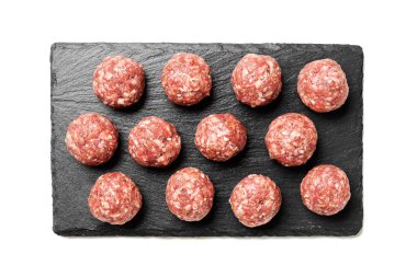 Beyaz arka planda izole edilmiş baharatlı taze et köfteleri. en üstteki görünüm