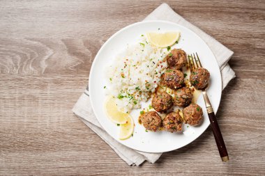 Kızarmış köfteli tortilla, mısır ve taze salata. en üstteki görünüm