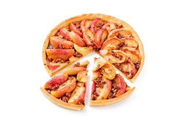 Beyaz arka planda fındıklı ev yapımı elmalı turta veya tart.