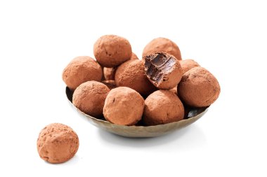 Beyaz arka planda izole edilmiş kakaoyla kaplı el yapımı çikolatalı mantarlar.