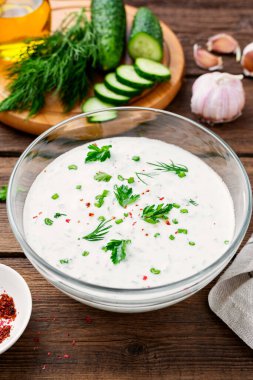Tzatziki - salatalık, sarımsak ve dereotlu yoğurt sosu. en üstteki görünüm