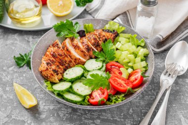 Izgara tavuk göğsü, fileto ve taze sebze salatası. Sağlıklı yemek menüsü.