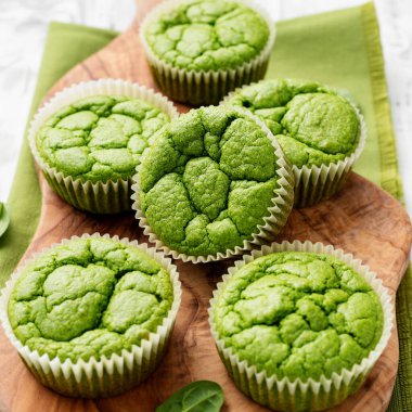 Sağlıklı kahvaltı için vejetaryen tuzlu ıspanaklı kek..