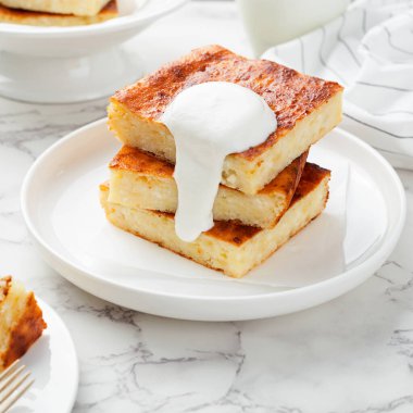 Ekşi kremalı süzme peynir güveci..