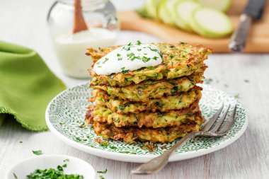 Kabaklı börek, vejetaryen kabaklı gözleme, taze otlar ve ekşi kremayla servis ediliyor..