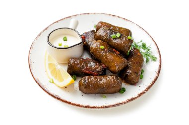 Dolma - pirinç ve etle doldurulmuş üzüm yaprakları. Geleneksel Türk ve Yunan yemekleri. beyaz arkaplanda izole