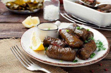 Dolma - pirinç ve etle doldurulmuş üzüm yaprakları. Geleneksel Türk ve Yunan yemekleri
