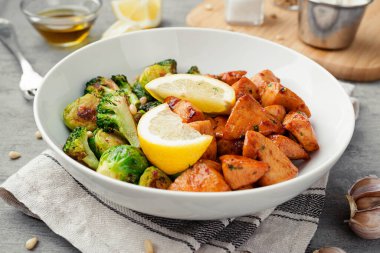 Kızarmış tavuk eti ve ızgara sebze.