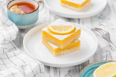 Pudra şekerli ve limonlu limonlu tatlı.