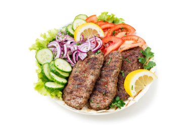 Izgara et kebabı (pirzola) sebze, tortilla ve ekmek ile servis edilir. beyaz arkaplanda izole