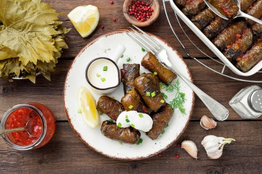 Dolma - pirinç ve etle doldurulmuş üzüm yaprakları. Geleneksel Türk ve Yunan yemekleri