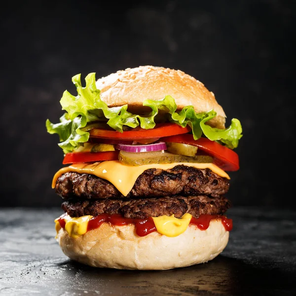 Hamburger Double Savoureux Frais Sur Fond Noir — Photo