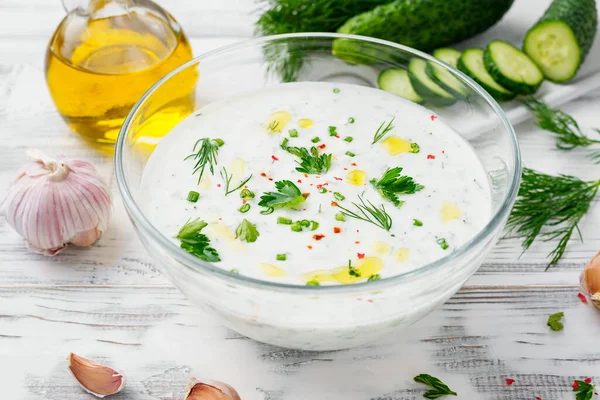 Tzatziki - salatalık, sarımsak ve dereotlu yoğurt sosu. 