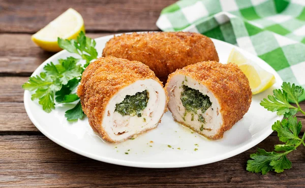 Breaded Kuřecí Kyjevská Prsa Plněná Máslem Česnekem Bylinkami — Stock fotografie