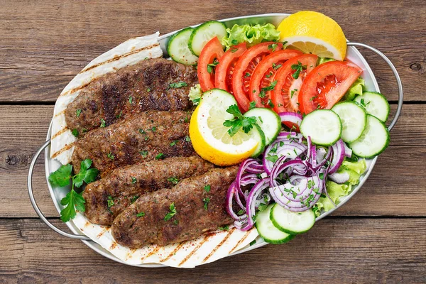 Embutidos Carne Parrilla Chuletas Servidos Con Verduras Tortilla Pan Plano —  Fotos de Stock