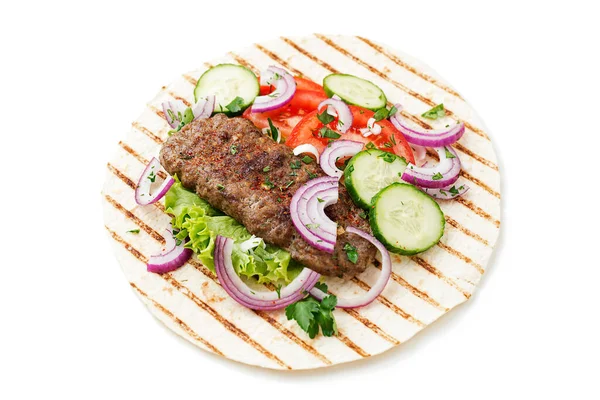 Grillowane Kebaby Mięsne Kotlety Podawane Warzywami Tortillą Flatbread Izolowany Białym — Zdjęcie stockowe
