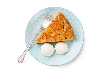 Beyaz arka planda izole edilmiş muzlu karamelli pasta dilimi.