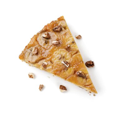 Beyaz arka planda izole edilmiş muzlu karamelli kek dilimi.