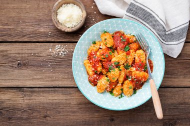 Kırmızı domates soslu ev yapımı İtalyan gnocchi ve parmesan peyniri. en üstteki görünüm