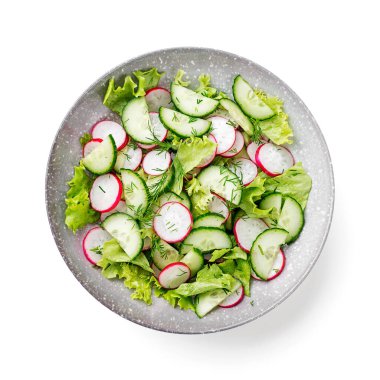 Vejetaryen sebze salatası, turp, salatalık, marul. Sağlıklı vejetaryen yemeği. beyaz arkaplanda izole