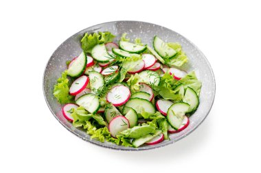 Vejetaryen sebze salatası, turp, salatalık, marul. Sağlıklı vejetaryen yemeği. beyaz arkaplanda izole