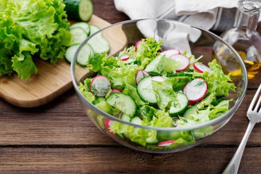 Vejetaryen sebze salatası, turp, salatalık, marul. Sağlıklı vejetaryen yemekleri.