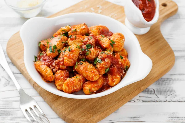 Hausgemachte Italienische Gnocchi Mit Roter Tomatensauce Und Parmesan — Stockfoto