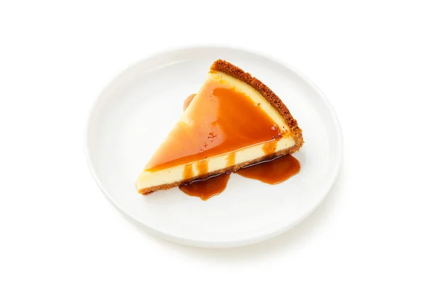 Beyaz Arka Planda Izole Edilmiş Beyaz Tabakta Karamel Soslu Cheesecake — Stok fotoğraf
