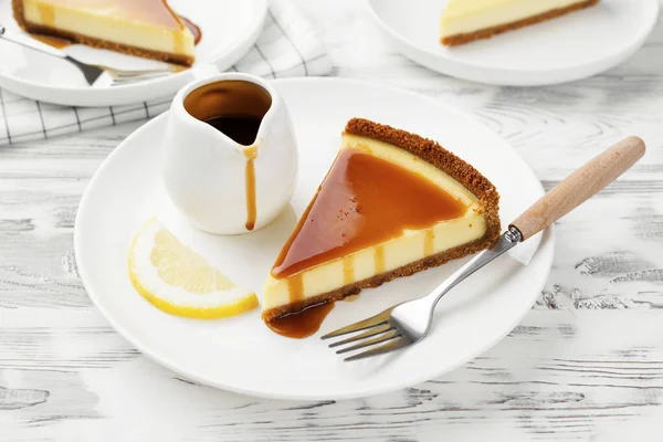 Beyaz Tabakta Karamel Soslu Cheesecake Dilimleri Klasik Cheesecake Dilimleri — Stok fotoğraf