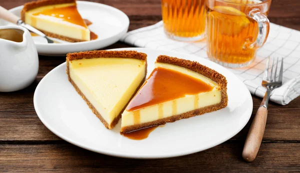 Beyaz Tabakta Karamel Soslu Cheesecake Dilimleri Klasik Cheesecake Dilimleri — Stok fotoğraf