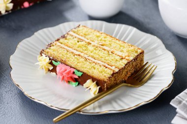 Beyaz tabakta tereyağlı katmanlı kek..