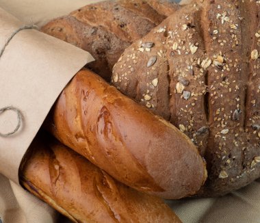 Taze ekmek ve baget ekmeği yakın plan, üst manzara..