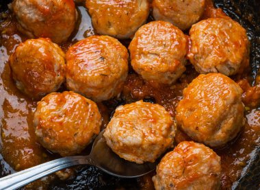 Siyah tavada domates soslu köfte pişirmek. Düz konum, kopyalama alanı olan üst görünüm