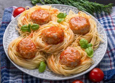 Domates soslu köfteli makarna ve fesleğen. Yakın plan..