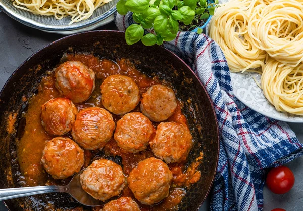 Cozinhar Almôndegas Molho Tomate Para Preparar Espaguete Com Almôndegas — Fotografia de Stock