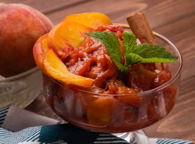 Cam bardakta tarçın kabuğuyla şeftali reçeli. Kapat..