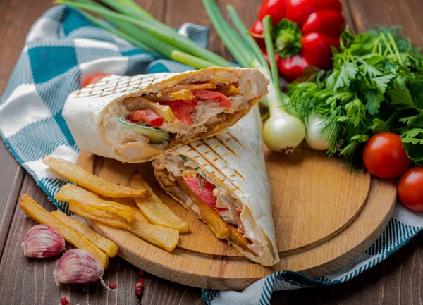 Burrito Grillezett Csirkével Zöldséggel Fajitas Pitakenyér Shawarma Jogdíjmentes Stock Képek