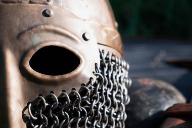 Bir Ortaçağ İskandinav Viking posta kaskına yakın çekim.