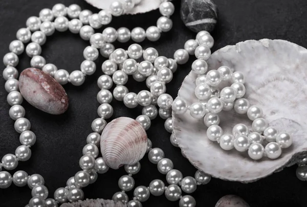 Joyería Perlas Naturales Sobre Fondo Negro Conchas Piedras Mar Cerca — Foto de Stock