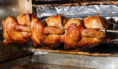 Elektrikli ocakta ızgara biftek. Küçük elektrikli ızgarada kızartılmış domuz boynu. Ev yemeği. Sağlıklı barbekü. Arkadaşlara yemek servisi. Elektrikli ızgara.